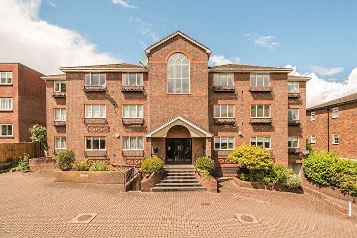 2 Bedroom Flat For Sale In Oatlands Drive, Weybridge, KT13