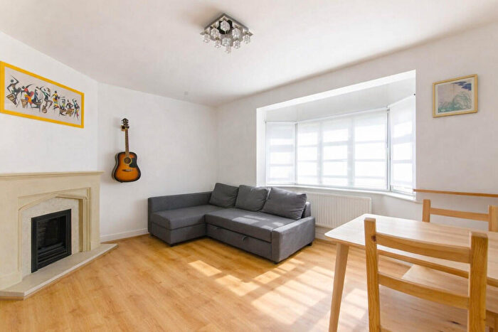 2 Bedroom Apartment To Rent In Ossulton Way, London, N2