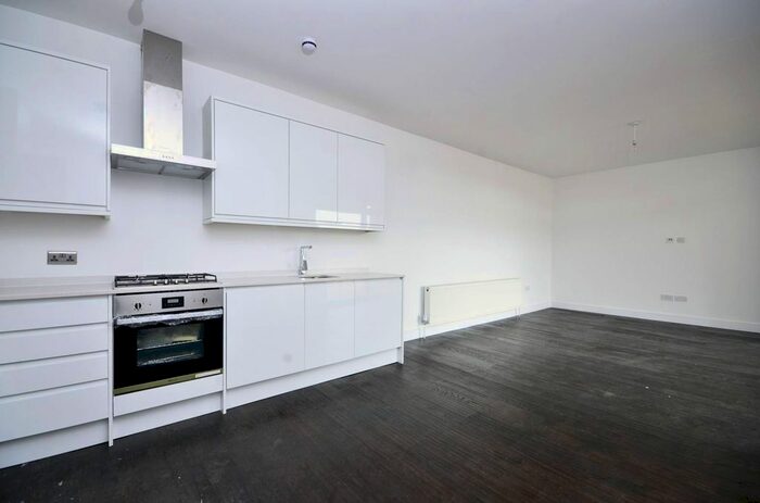 3 Bedroom Flat To Rent In Ballards Lane, North Finchley, London, N12