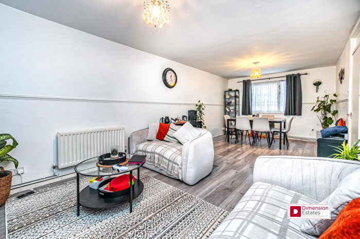 3 Bedroom Flat For Sale In Cowbridge Lane, Barking, Essex, IG11