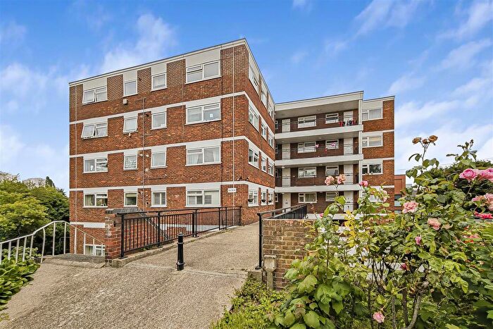 1 Bedroom Flat To Rent In Lynwood Close, South Woodford, E18
