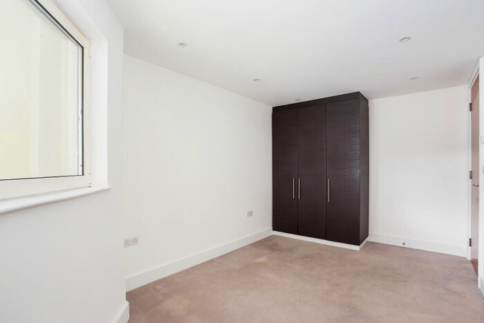 2 Bedroom Flat For Sale In Flower Lane, London, NW7