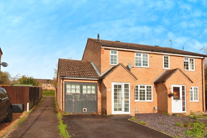 3 Bedroom Semi Detached House For Sale In Alderwood, Chineham, Basingstoke, Hampshire, RG24