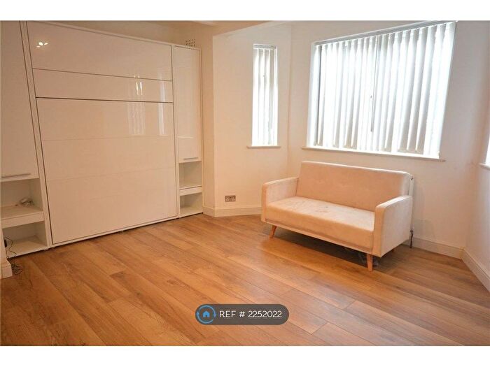 Studio To Rent In Worple Court, London, SW19