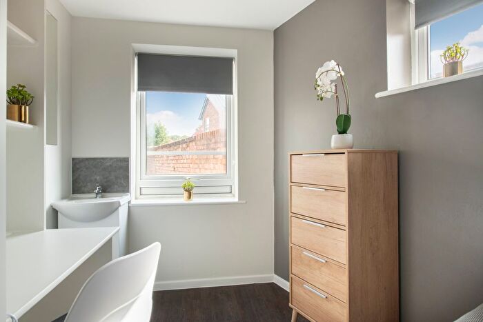 6 Bedroom Flat To Rent In Flat, Rob Roy House, Nottingham, NG7