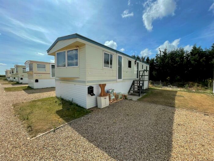 3 Bedroom Mobile Home To Rent In Clay Lake, Spalding, PE12