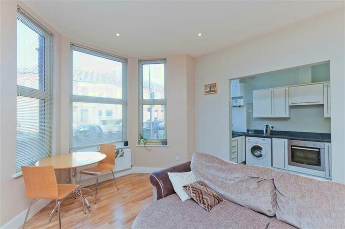 1 Bedroom Flat To Rent In Skardu Road, Cricklewood, NW2