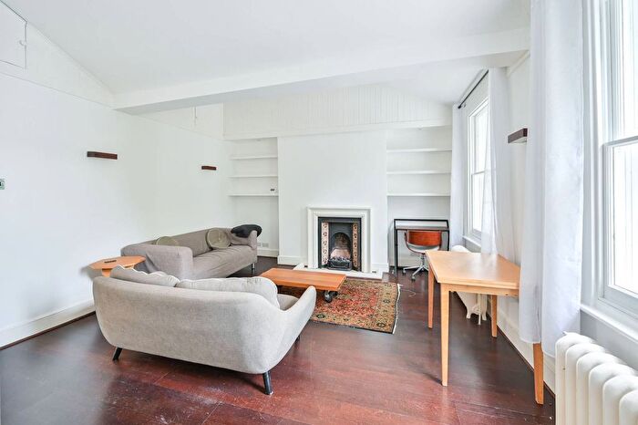 2 Bedroom Flat To Rent In Clapham Road, Oval, London, SW9