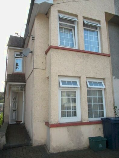 5 Bedroom Semi-Detached House To Rent In Roberts Road, HP13