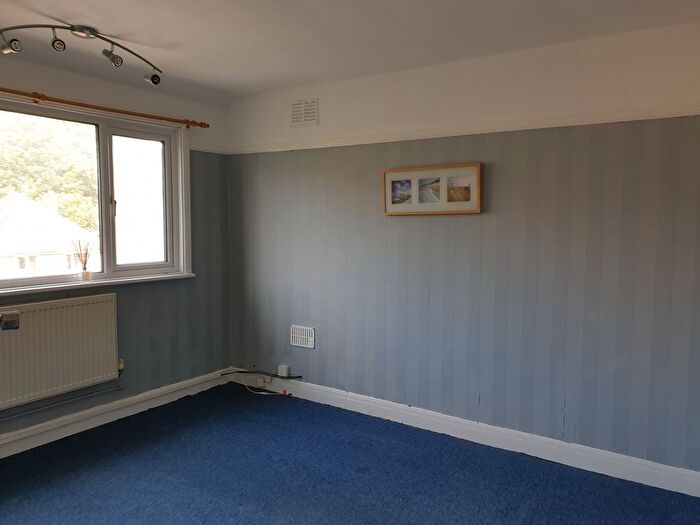 2 Bedroom Flat To Rent In Vale Drive, Southampton, SO18