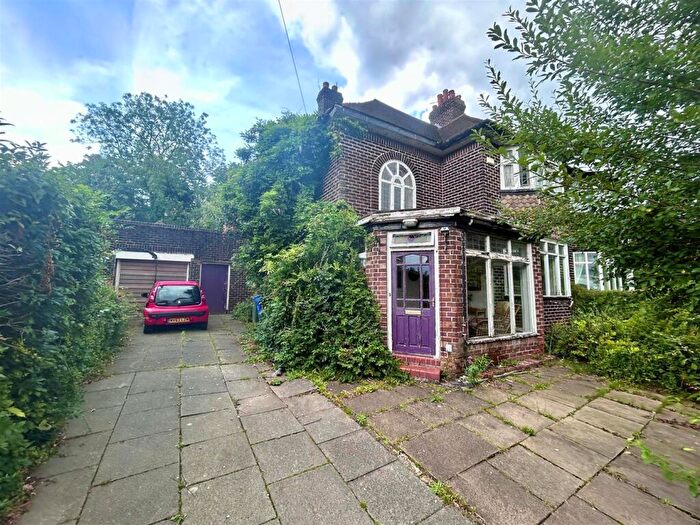 3 Bedroom Semi-Detached House For Sale In Leigh Road, Manchester, M28