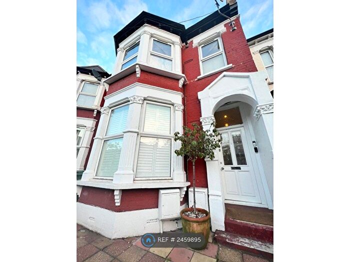 3 Bedroom Flat To Rent In Wightman Road, London, N8