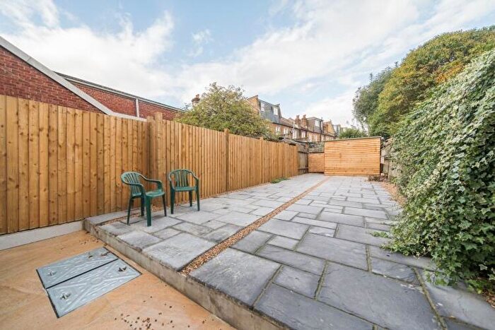 4 Bedroom Property To Rent In Garratt Lane, London, SW17