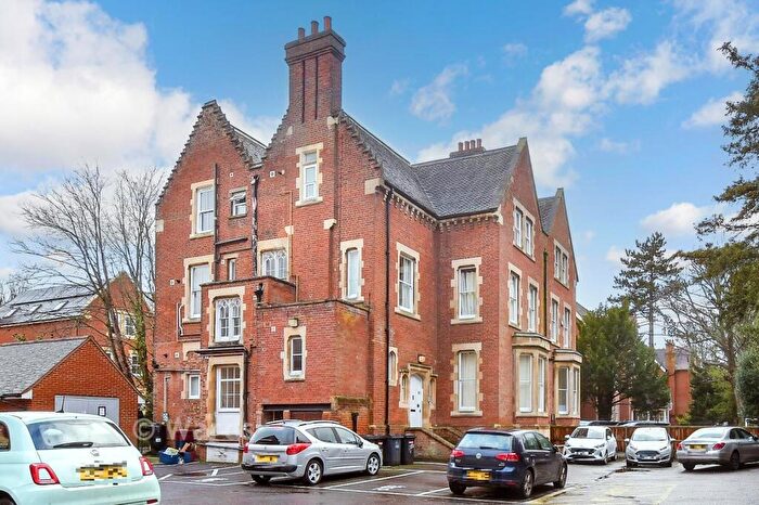 2 Bedroom Flat For Sale In New Dover Road, Canterbury, Kent, CT1