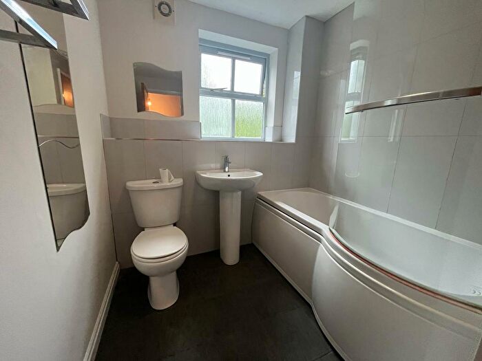 2 Bedroom Flat To Rent In Linen Court, Trinity Riverside, Salford, M3
