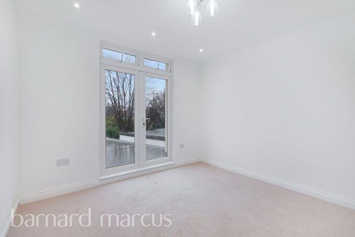 2 Bedroom Flat To Rent In North Gardens, London, SW19