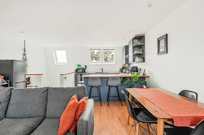 2 Bedroom Apartment For Sale In Battersea Park Road, London, SW11