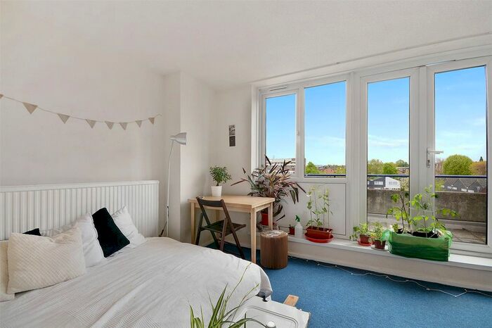 3 Bedroom Flat To Rent In Payne Street, London, SE8