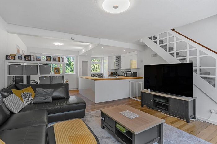 2 Bedroom Flat For Sale In Grove Avenue, Epsom, KT17