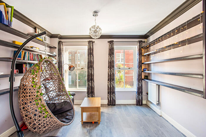 5 Bedroom Town House To Rent In Ellesmere Place, Walton, KT12