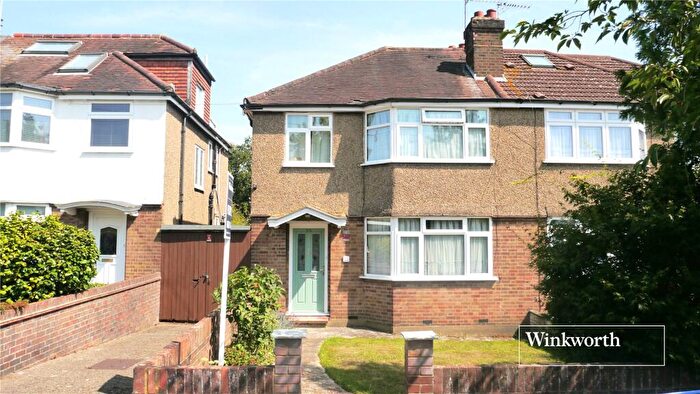 3 Bedroom Semi-Detached House For Sale In Leeside, Barnet, EN5