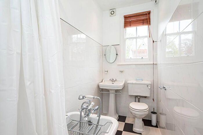 2 Bedroom Flat To Rent In Grove Place, Hampstead, London, NW3