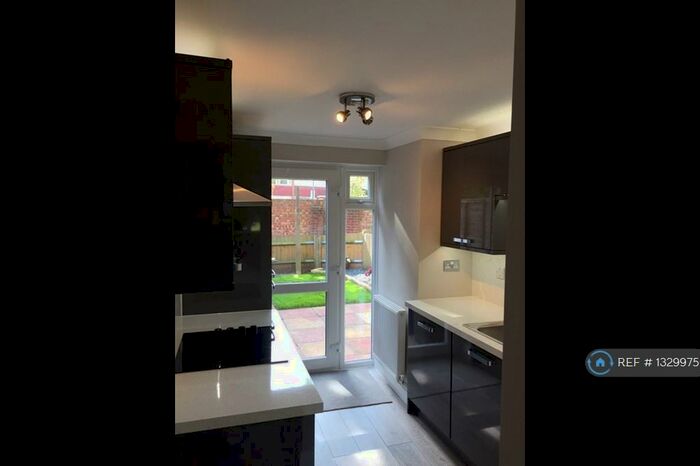 2 Bedroom Maisonette To Rent In Audley Drive, Maidenhead, SL6