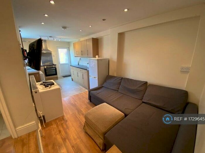 6 Bedroom Semi-Detached House To Rent In Tachbrook Street, Leamington Spa, CV31