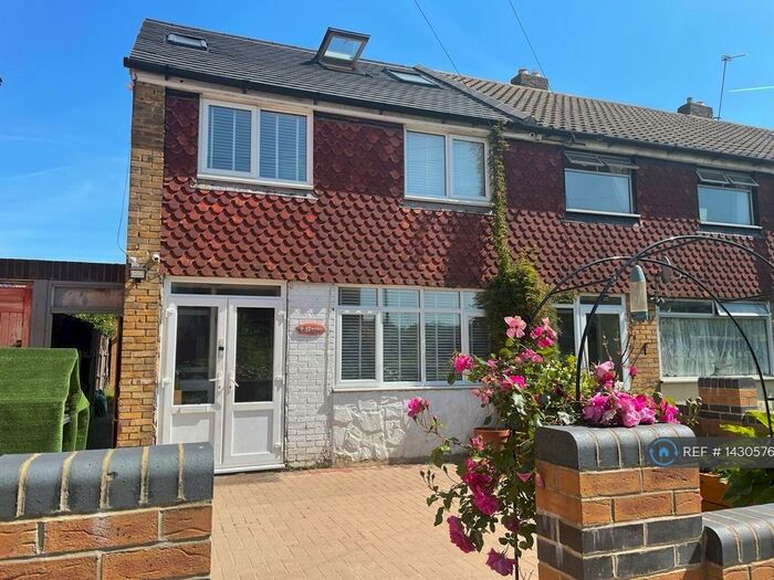 4 Bedroom Terraced House To Rent In Wyfields, London, IG5