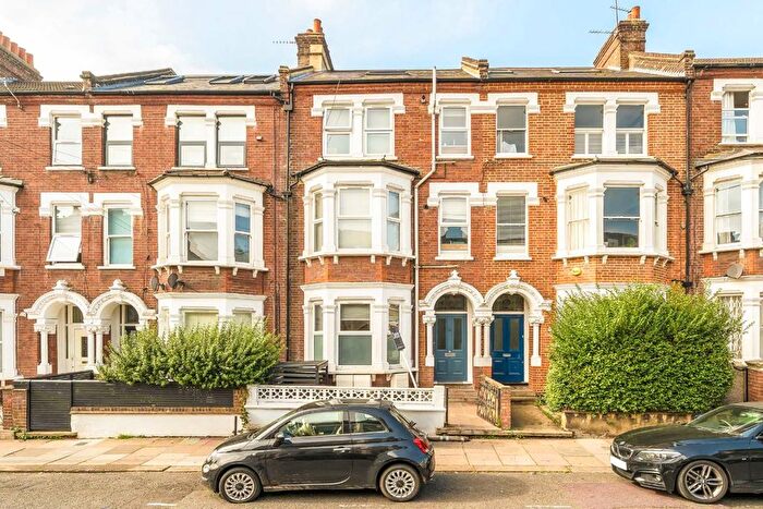 2 Bedroom Flat To Rent In Tremadoc Road, Clapham, SW4
