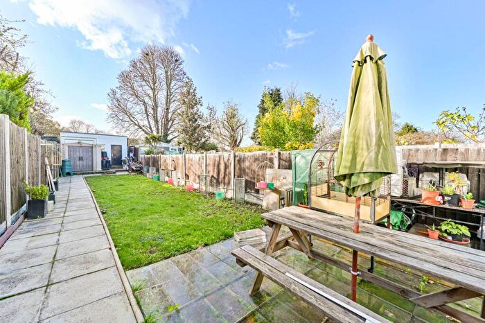 4 Bedroom End Of Terrace House For Sale In Longhill Road, Catford, London, SE6