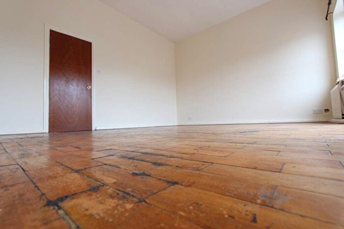 2 Bedroom Flat To Rent In Heddon Court Parade, Barnet, EN4