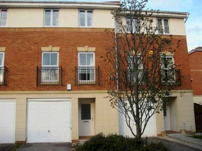 3 Bedroom Town House To Rent In Mill View, Wakefield, West Yorkshire, WF2