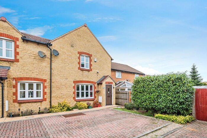 3 Bedroom End Of Terrace House For Sale In Hardingham Close, Carterton, OX18