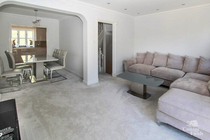 3 Bedroom Property To Rent In Highlands Avenue, London, N21