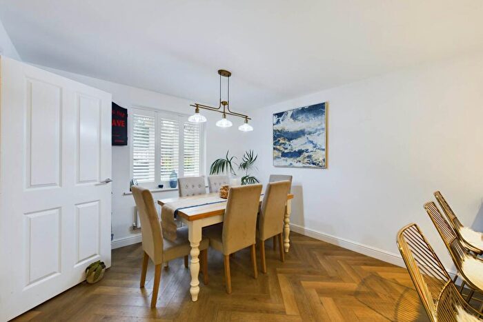 5 Bedroom Detached House For Sale In Linnet Road, Aspen Park, HP3