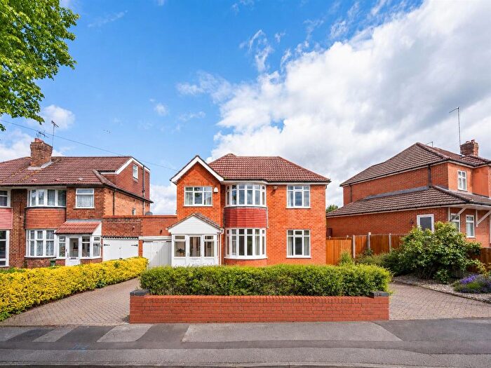 4 Bedroom Link Detached House For Sale In Thurlston Avenue, Solihull, B92