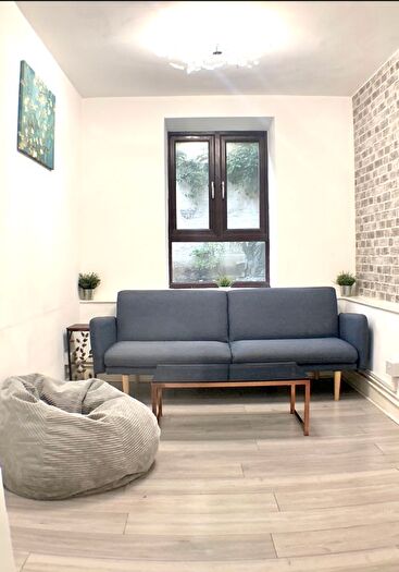 3 Bedroom Flat To Rent In New Park Road, London, SW2