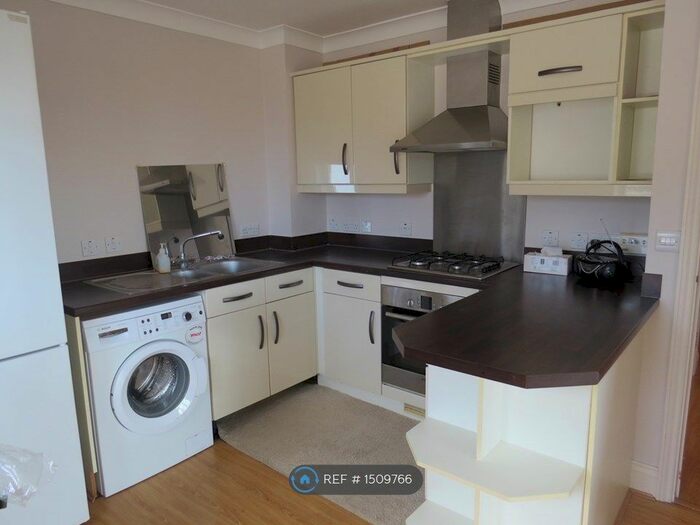 2 Bedroom Flat To Rent In Trinity Court, Wallington, SM6