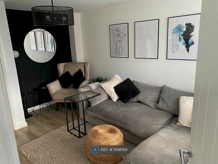 3 Bedroom Semi-Detached House To Rent In Brookwood Avenue, Widnes, WA8