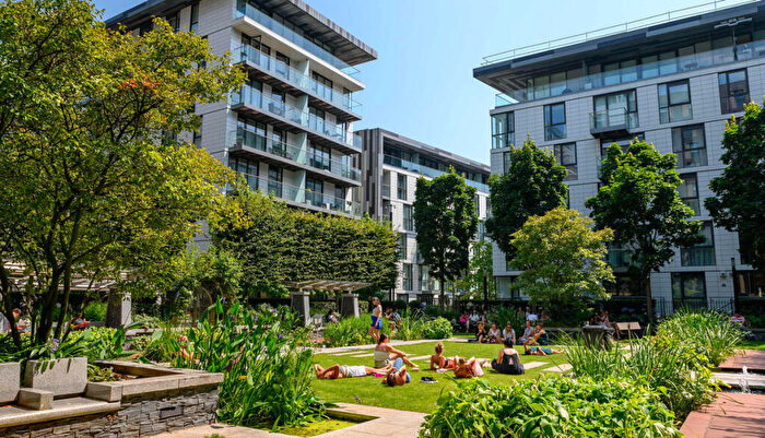 2 Bedroom Apartment To Rent In Bridle Mews, London, E1