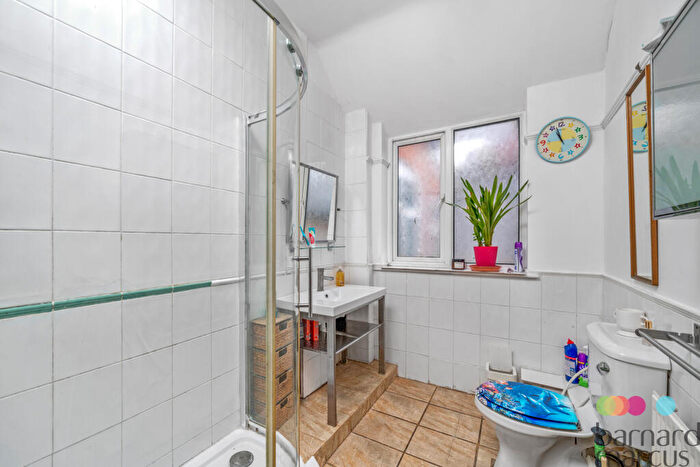 2 Bedroom Flat For Sale In Golders Way, London, NW11