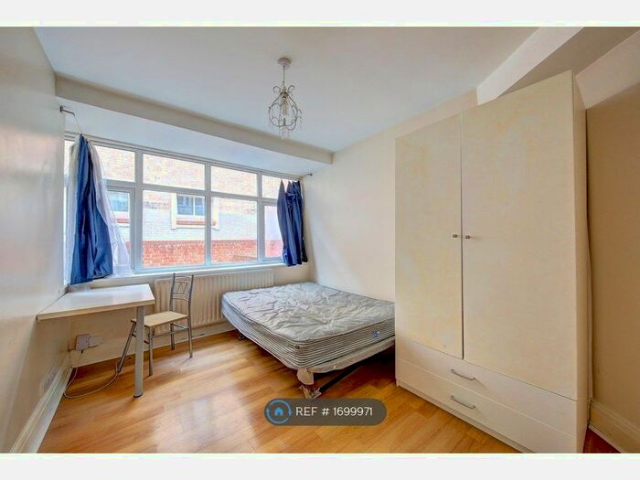 4 Bedroom Terraced House To Rent In Oaklea Passage, Kingston Upon Thames, KT1