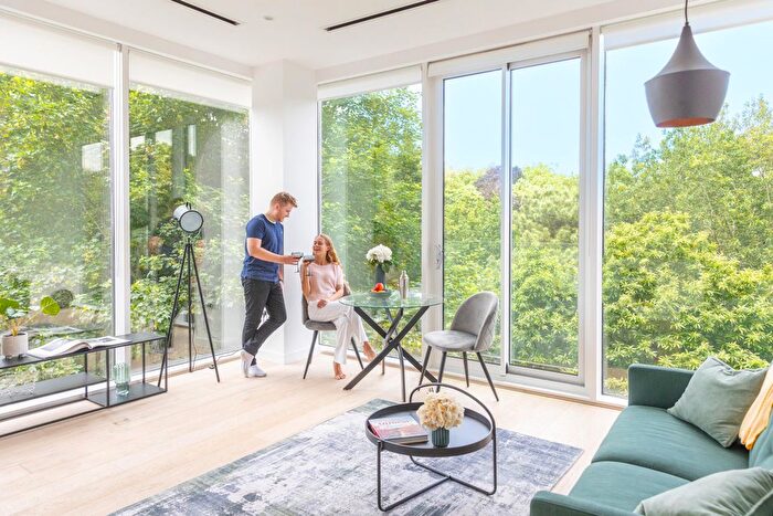 2 Bedroom Flat To Rent In Parkview, Great West Road, TW8