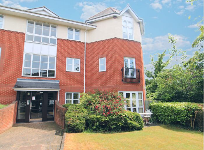 2 Bedroom Maisonette For Sale In St Kathryns Place, Upminster, Essex, RM14