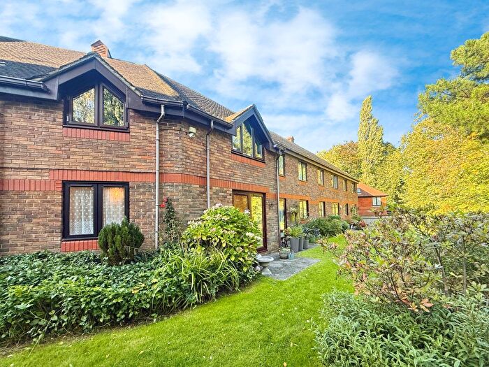 1 Bedroom Flat For Sale In Jasmine Court, Horsham, RH12