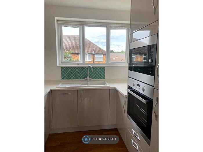 2 Bedroom Maisonette To Rent In Hillside, Maidenhead, SL6