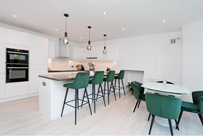 2 Bedroom Flat To Rent In Adelaide Road, Surbiton, KT6