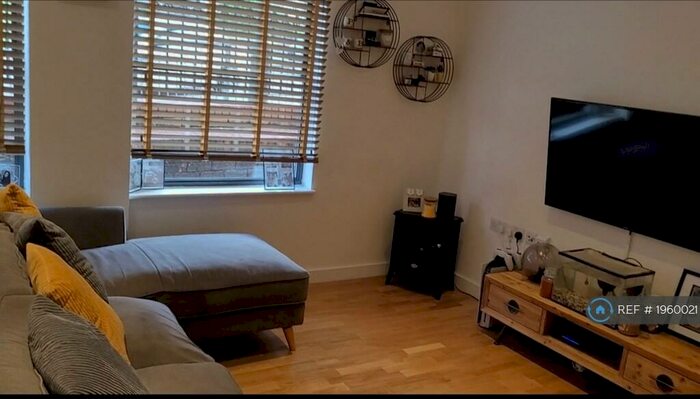 2 Bedroom Flat To Rent In Whyteleafe Hill, Whyteleafe, CR3