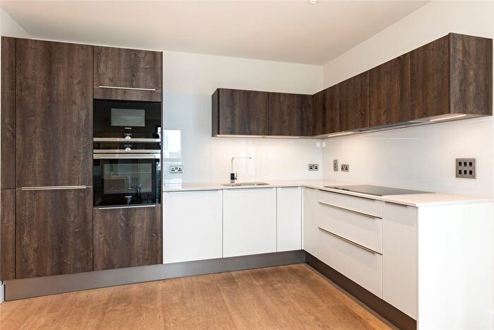 2 Bedroom Flat To Rent In Lockington Road, London, SW8